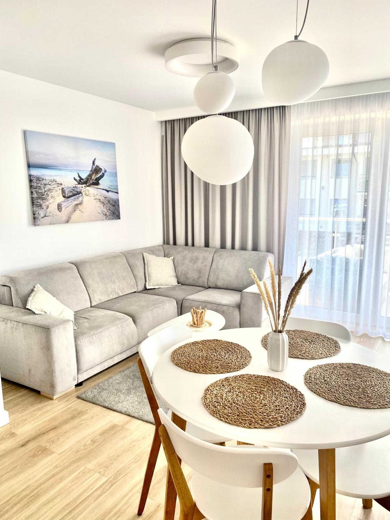 Apartament Nadmorski Z Basenem Klifowa Реваль Екстер'єр фото